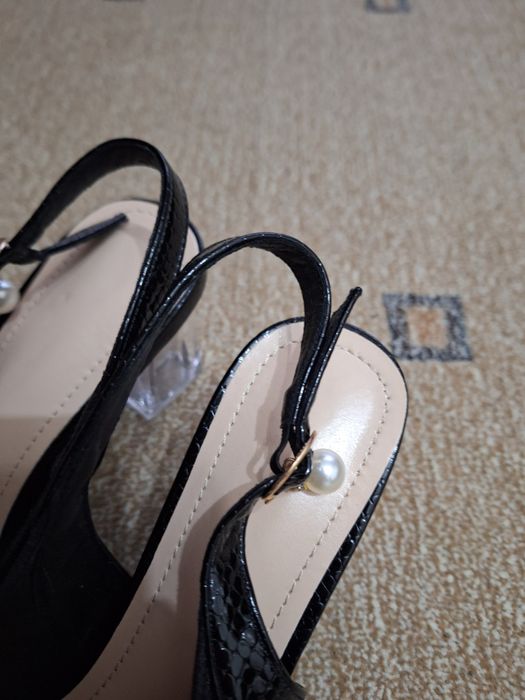 Vând sandale elegante noi