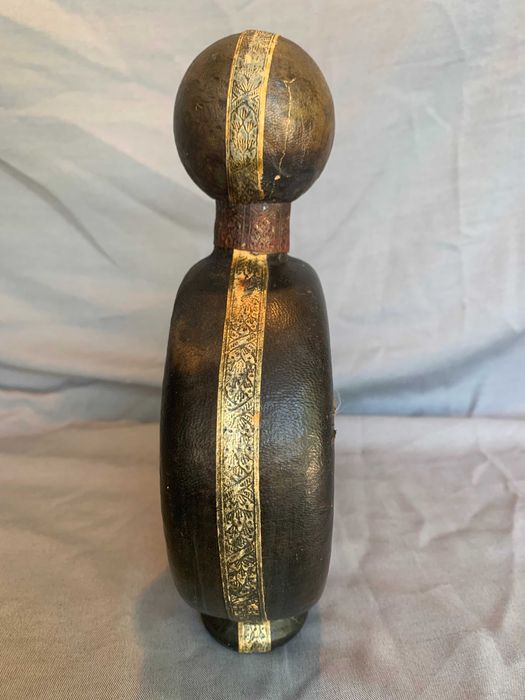 стара стъклена и кожена гарафа за парфюми