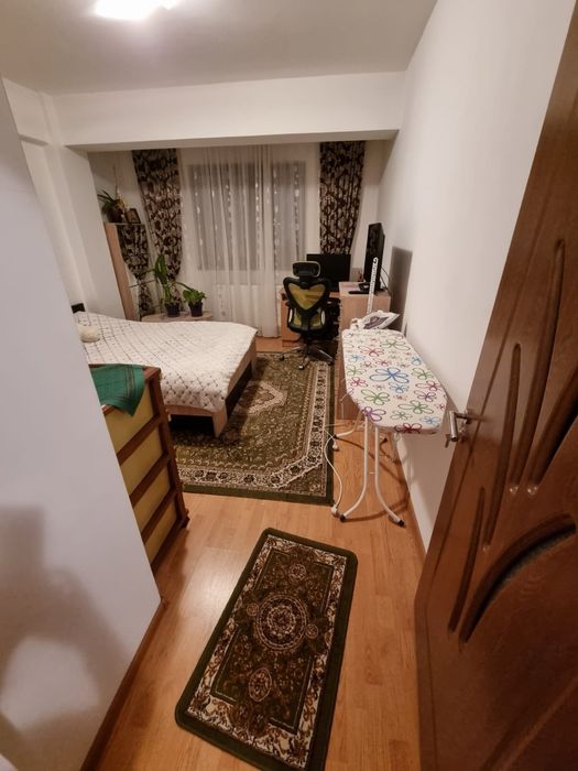 Inchiriez camera unei fete in apartament de 2 camere decomandat