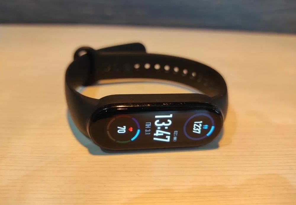 Продам фитнес браслет Xiaomi mi band 6, б/у