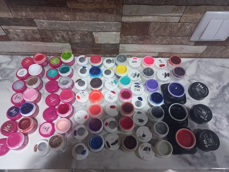 Vând gel  de unghii