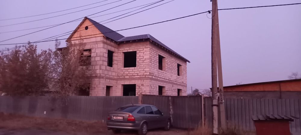Дом двухуровневый. Недостроенный