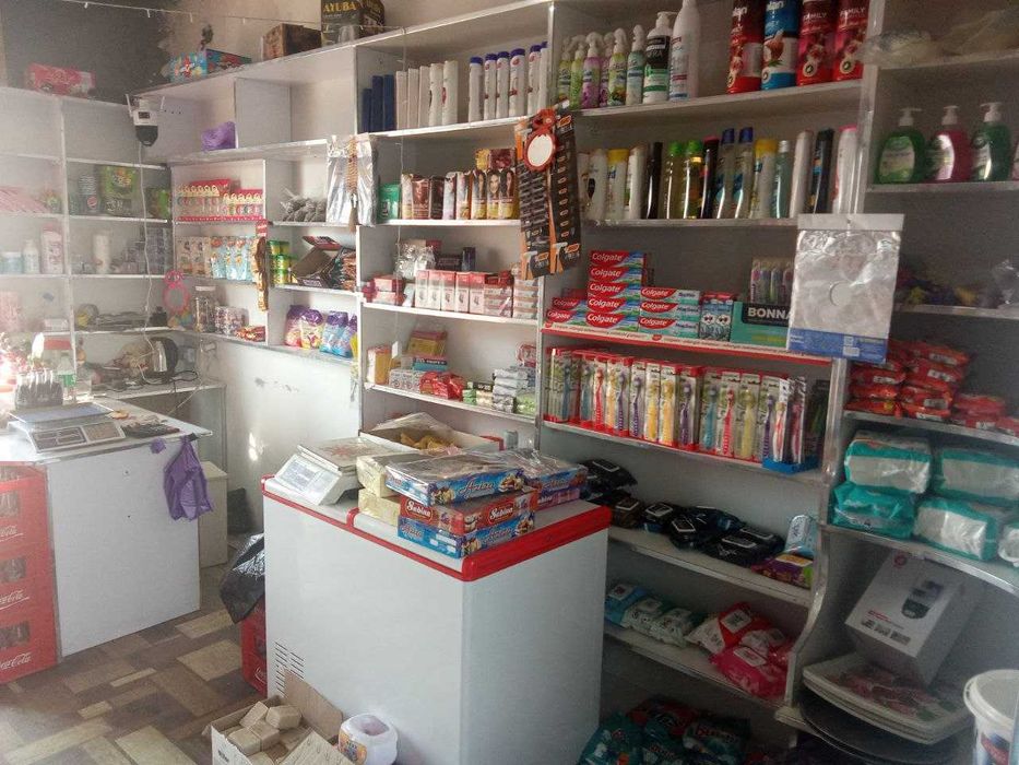 Дўкон учун мебеллар сотилади.