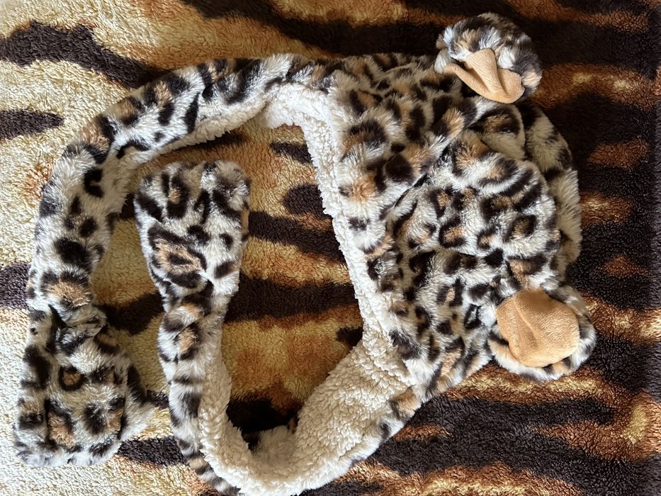 Шапки детские ,варежки.