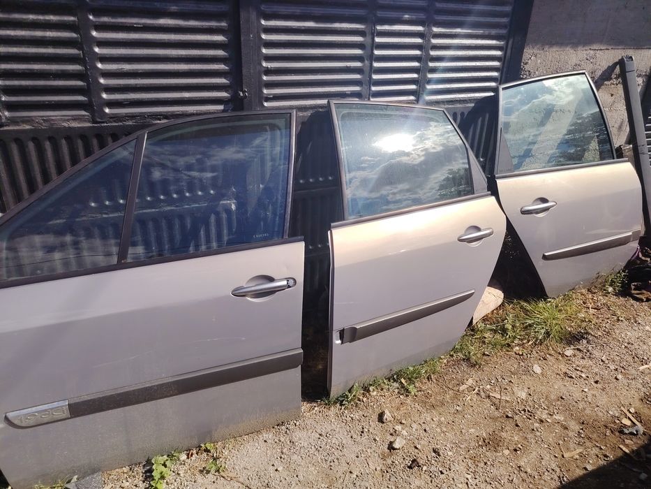 Оборудвани врати Renault scenic 2005 та и преден капак