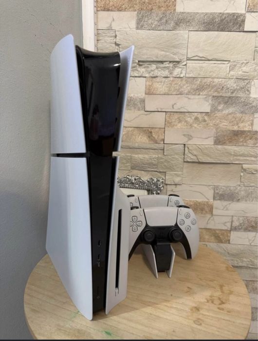 Playstatin 5 disk edition  2 jocuri 2 controlere statie incarcat