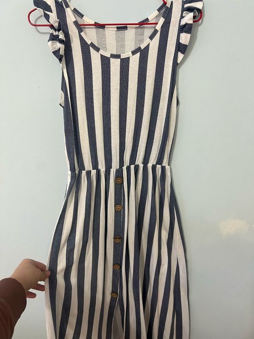 Лятна рокля
Размер:М
Носена само веднъж
Цена:20лв.