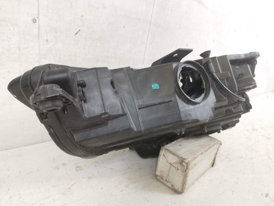 Ауди А3 / Audi A3 8Y - Дясна LED фара оригинална повредена