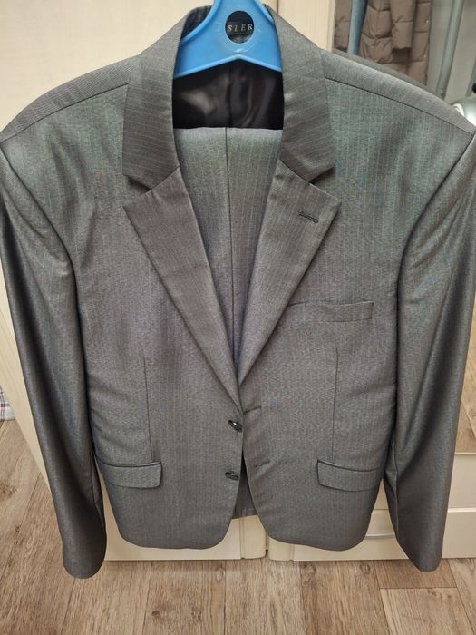 Продаю мужской костюм