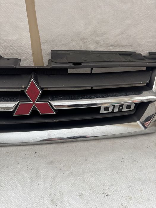 Оригинална решетка Мицубиши Паджеро Mitsubishi Pajero
