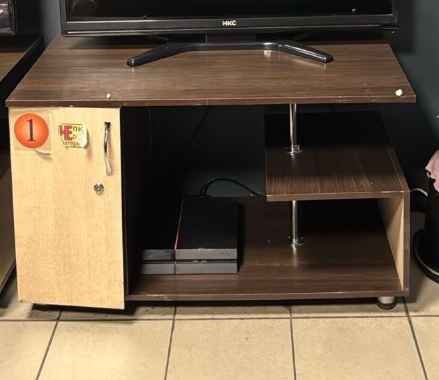 Продам стол для приставки