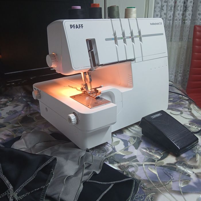 Masina de surfilat cu 2 ace si 4 fire overlock PFAFF  hobbylock  2,5