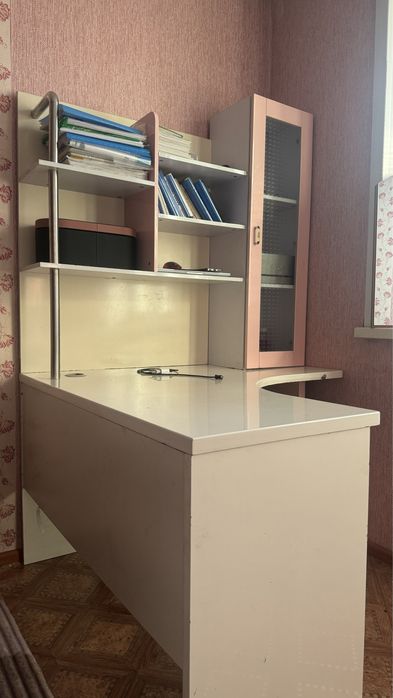 письменный стол с полками