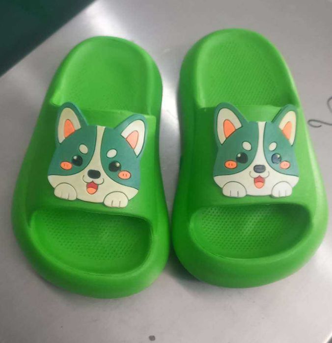 ayollar va erkaklar uchun yozgi oyoq kiyimlar