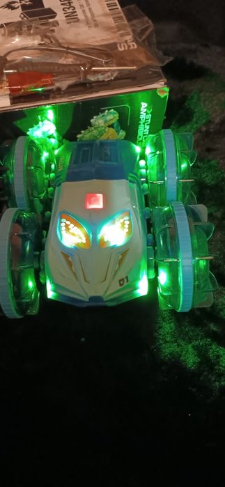 Амфибийна кола с дистанционно управление с LED светлина