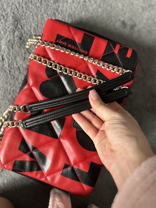 Чанта на марката Moschino.