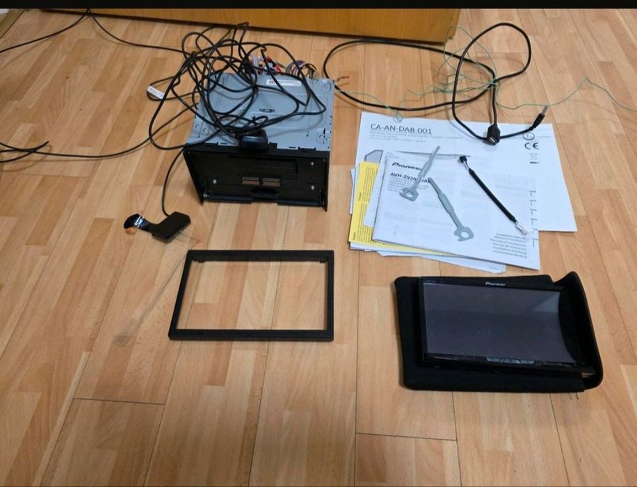 Продавам Pioneer AVH-Z9200DAB