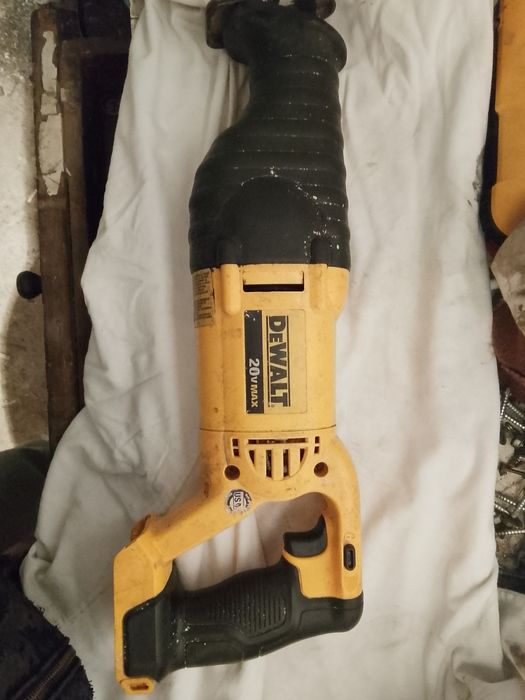 Сабельная пила дэволт