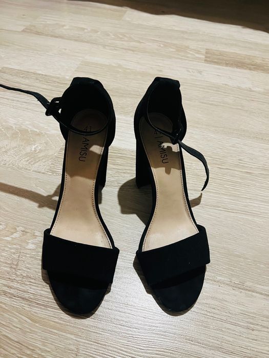 Черен сандал на ток