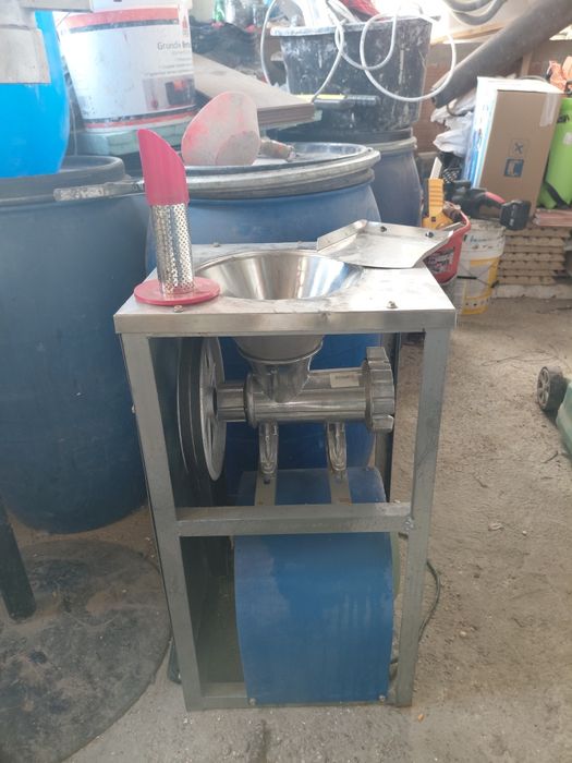 Месомелачка с електромотор и стойка