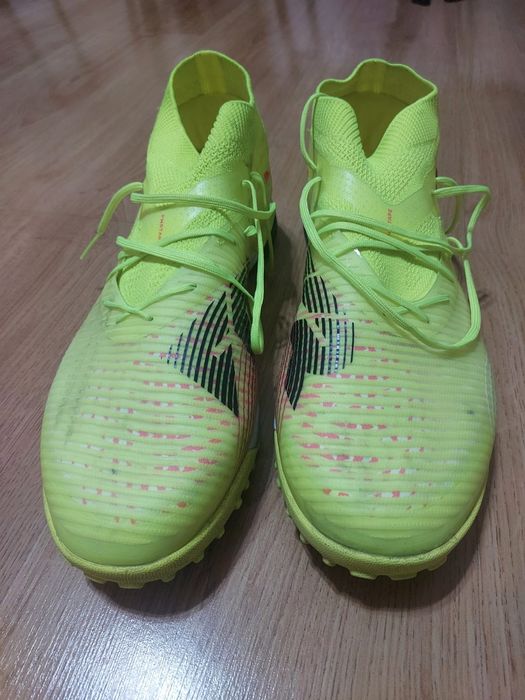 Adidasi semi-profesionisti fotbal