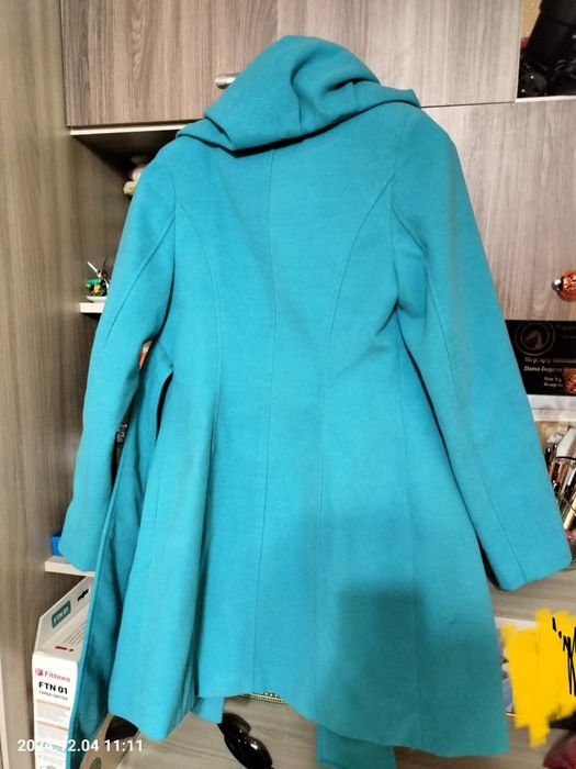 Продам пальто бирюзового цвета.
