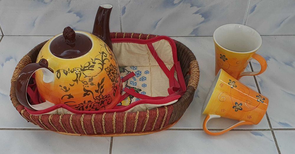 Set ceainic cu 2 cani si cos impletit