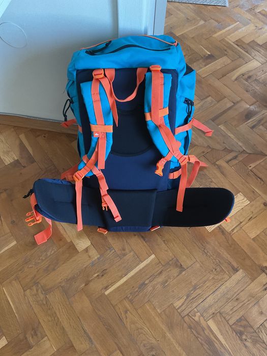 Продавам нова туристическа раница Quechua Forclaz 40 + дъждобран