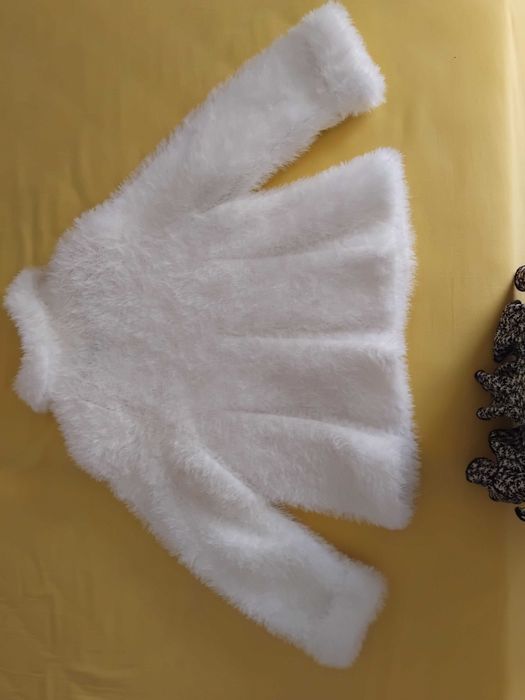 Дамска плетена жилетка бяла