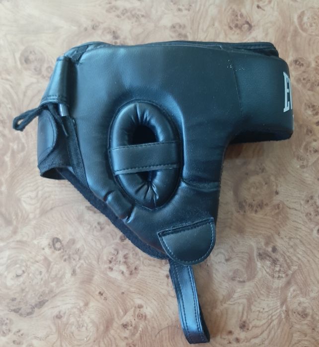 Боксерский шлем .