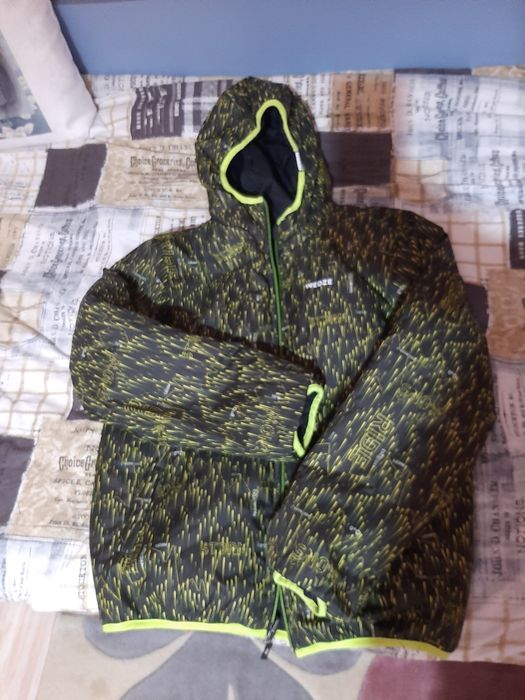 Яке Декатлон с две лица