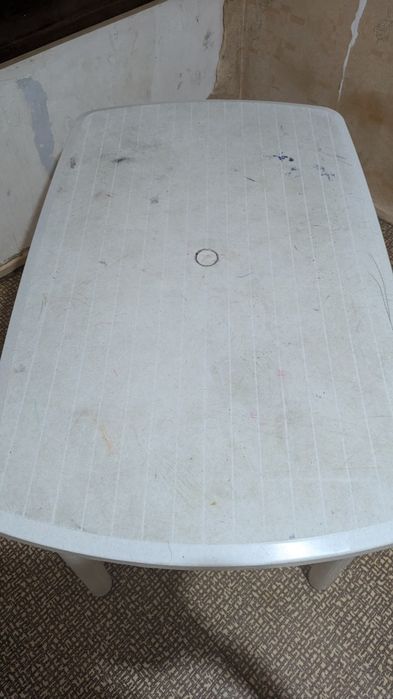Продам пластиковый стол с 4 стульями
