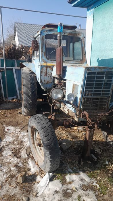 Трактор с плугом