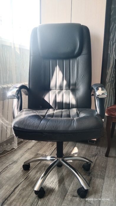 Кресло , подьемный механихм в порядке.