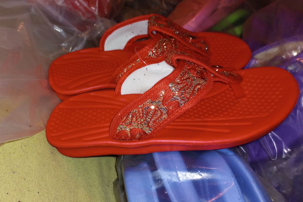 incaltaminte noua nepurtata la alegere: 1 pereche ghete lungi blug jeans denim sau 1 pereche tenesi sau 2 perechi slapi papuci flip-flops toate noi