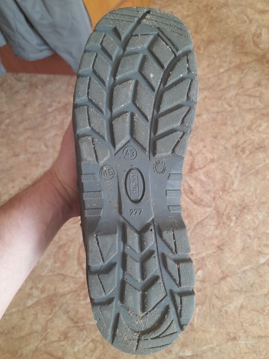 Продаются рабочие ботинки зимние 7000 тг