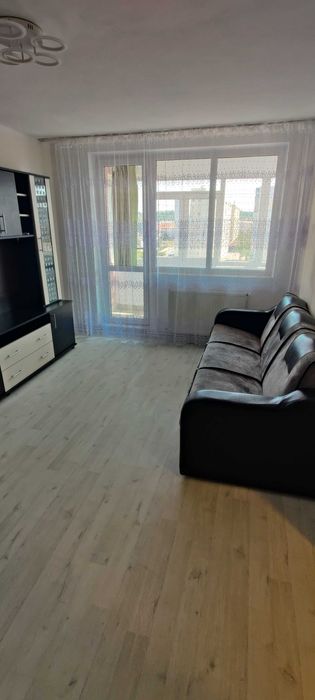 Închiriez apartament cu 2 camere