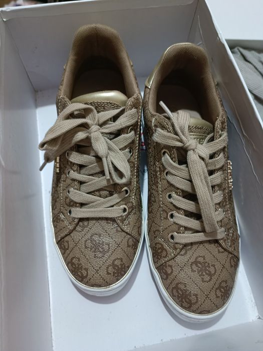 Vând adidași Guess originali