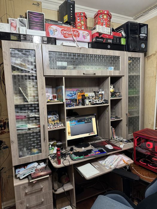 Продается рабочий стол со своими шкафами