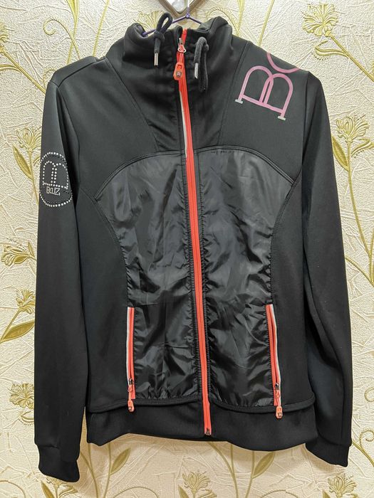 Продаются женские ветровки, б/у