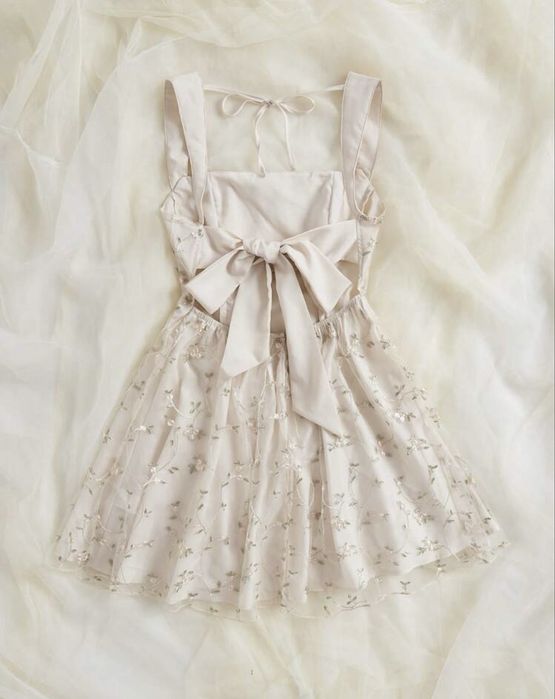 Бяла разкроена рокля