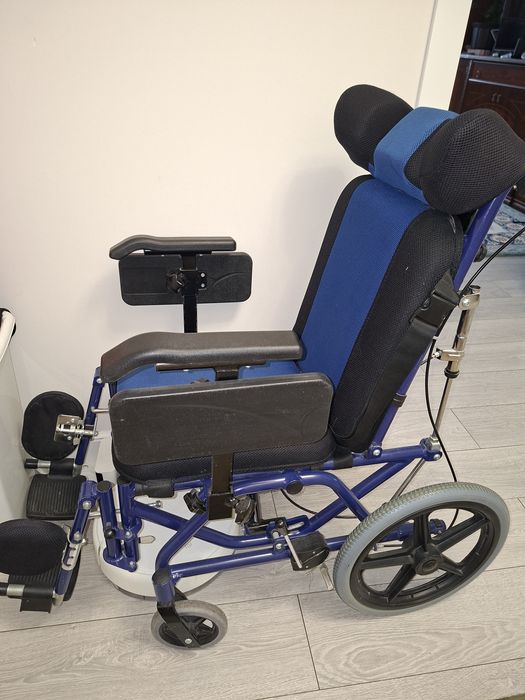 Инвалидное кресло и биотуалет