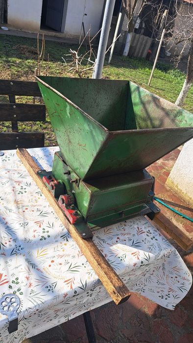 Механична мелачка за грозде