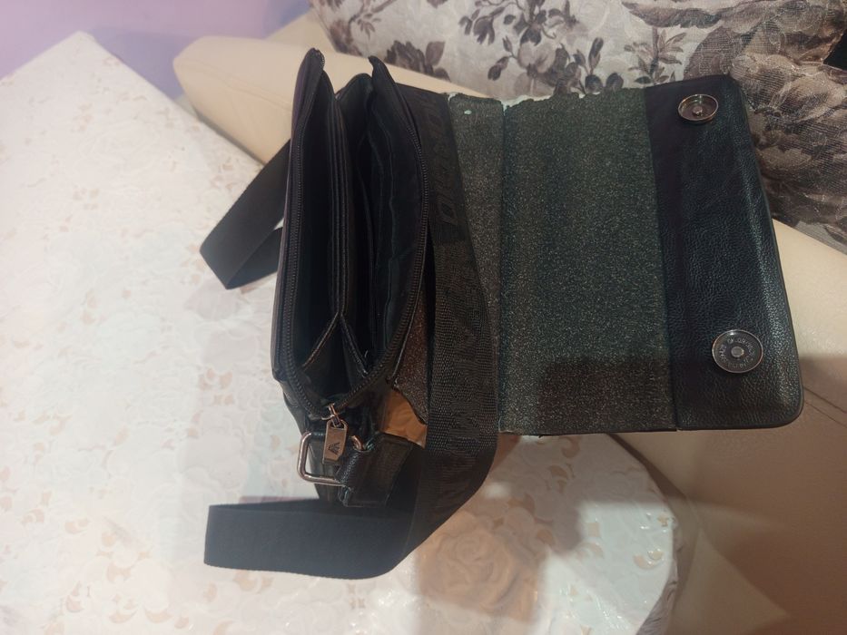 Продам барсетку срочно .