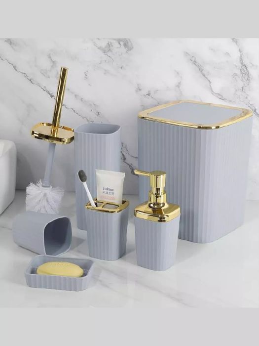 Набор аксессуаров для ванной комнаты.