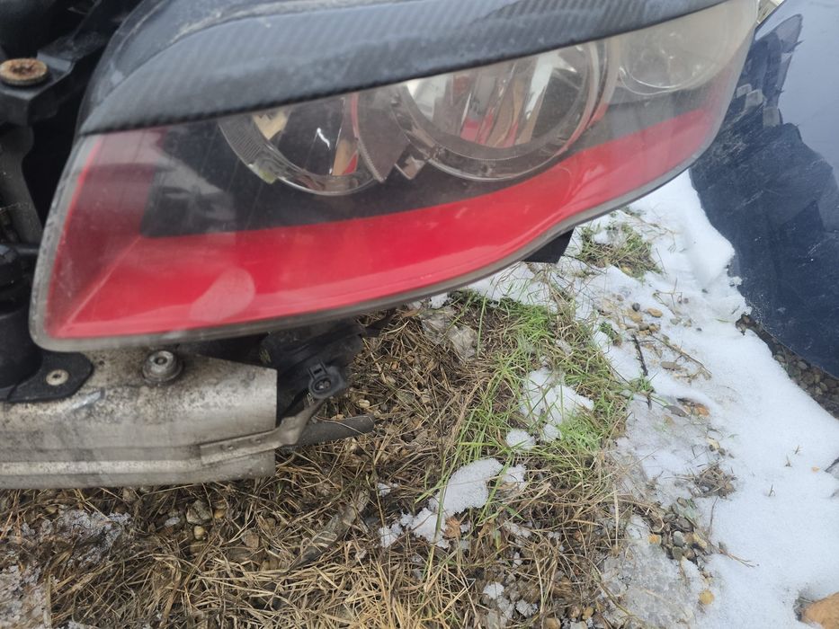 Faruri Audi A4 b7 cu ploape si interior rosu.