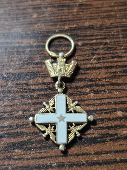 Lot vintage de 2 insigne si 3 medalii