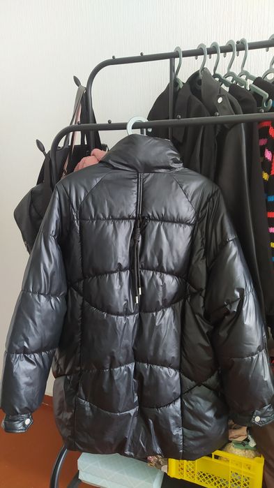 Продаются женские куртки.