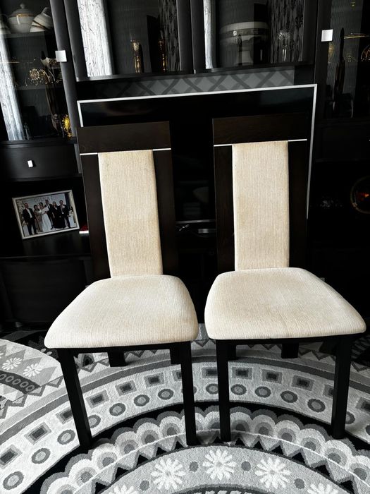 Стол со стульями.