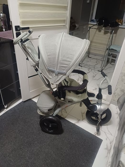 Продаётся фирменный велоколяска